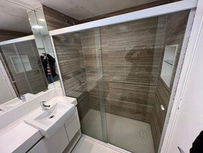 Een douche, een haardroger, handdoeken