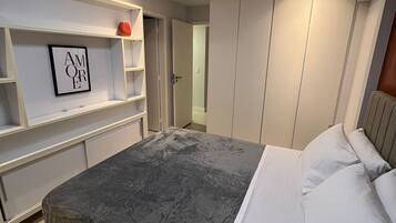 2 quartos, escrivaninha, cortinas blackout, quartos à prova de som