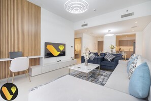 Elite appartement | Woonruimte | Een 65-inch smart-tv met satellietzenders