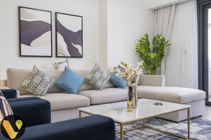 Elite appartement | Woonruimte | Een 65-inch smart-tv met satellietzenders