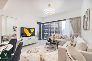 럭셔리 아파트 | 거실 공간 | 위성 채널 시청이 가능한 65인치 스마트 TV