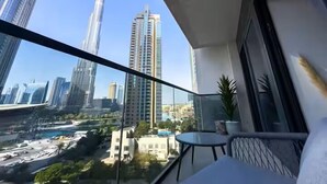 Un balcón con vistas al Burj Khalifa y edificios circundantes.