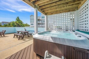 Outdoor dining - Semi-Oceanfront Dog Friendly w/ Pool, Hot Tub, Elevator, Game Room, Poolside Bar (Salvo)