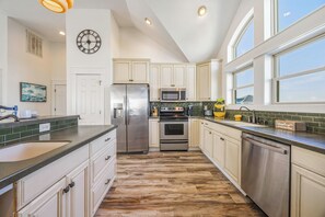 Kylskåp, mikrovågsugn, ugn och spishäll