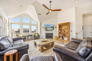 TV, DVD player, ping pong, stereo - Semi-Oceanfront Dog Friendly w/ Pool, Hot Tub, Elevator, Game Room, Poolside Bar (Salvo)