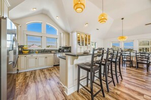 Fridge, microwave, oven, stovetop - Semi-Oceanfront Dog Friendly w/ Pool, Hot Tub, Elevator, Game Room, Poolside Bar (Salvo)