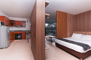 2 عدّة غرف نوم ومكتب ومكواة/لوح كي وسرير سفر