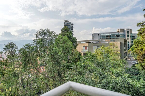 المنطقة المحيطة بالمنشأة