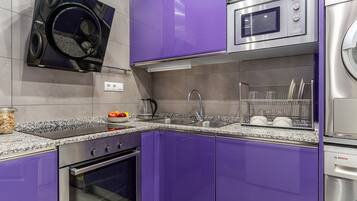 Horno, placa de cocina, lavavajillas, cafetera expreso