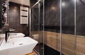 Family Apartment, City View | Bathroom | Hair dryer, towels - Enjoybcn Tapies Apartment (Barcelona)