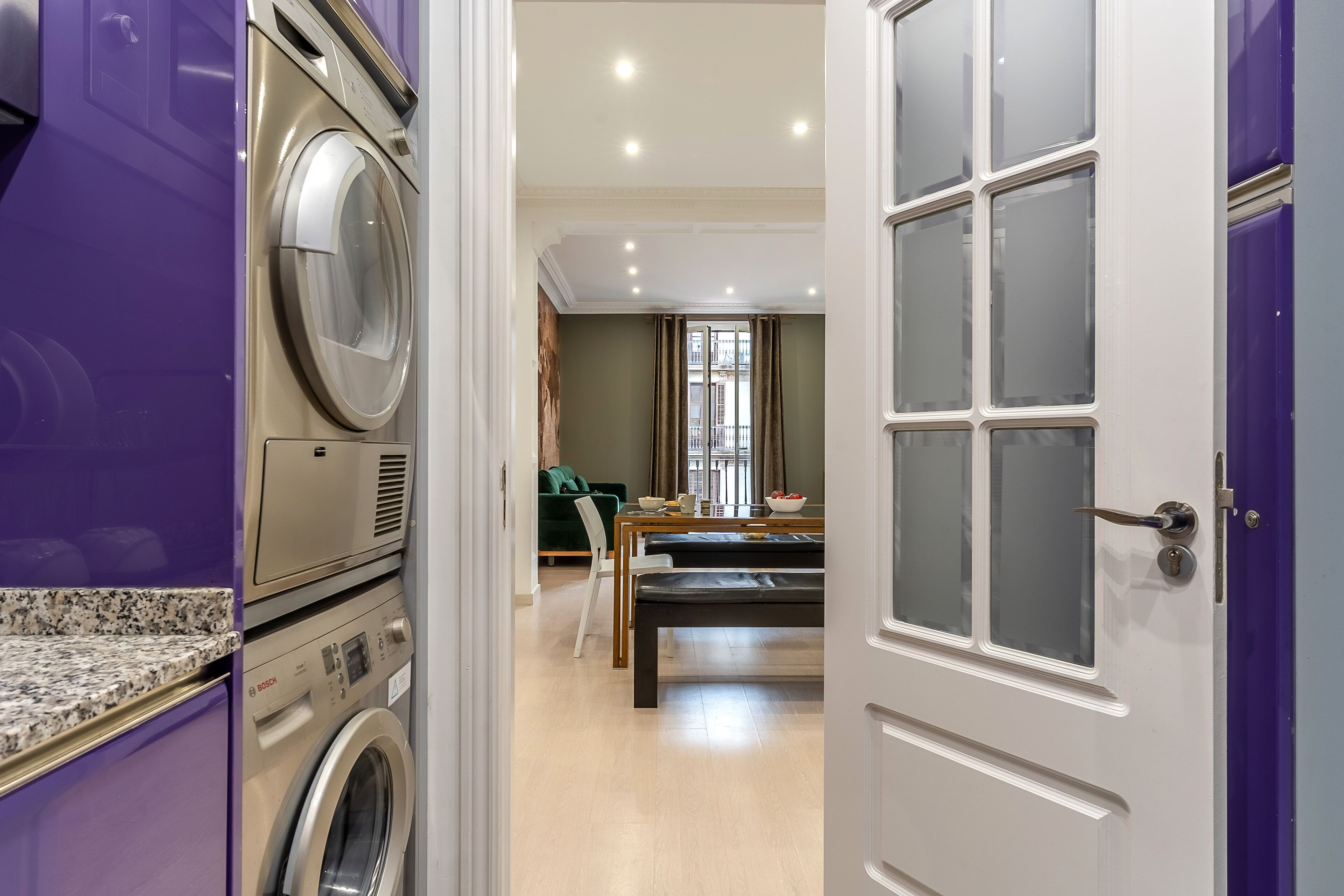 Apartamento família, vista para a cidade | Cozinha privada | Fogão, cooktop, lava-louças, máquina de café expresso