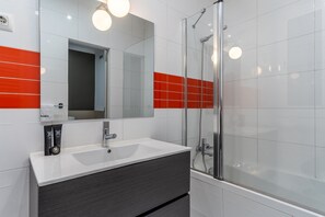 Apartamento familiar, vistas a la ciudad | Baño | Secador de pelo y toallas