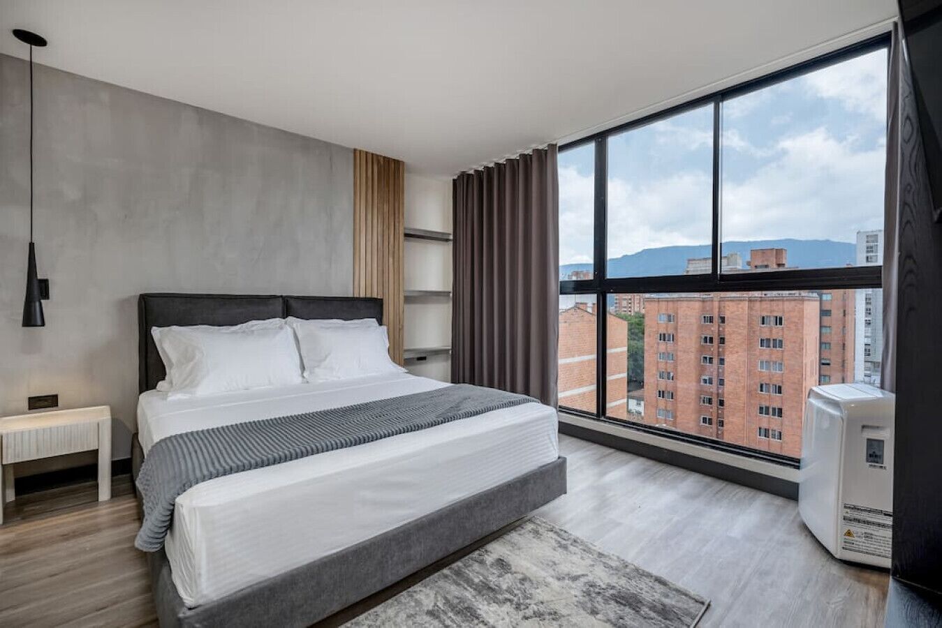 3 間睡房、書桌、熨斗/熨衫板、可攜式嬰兒床