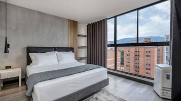 3 habitaciones, escritorio y tabla de planchar con plancha