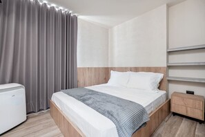 3 bedrooms, desk, iron/ironing board, travel crib