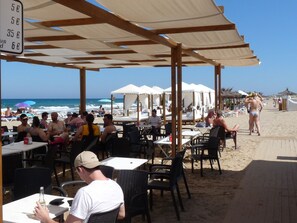 På stranden, solstolar och strandhanddukar