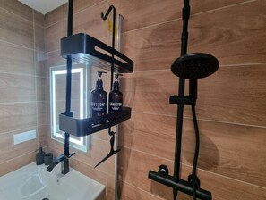 タオル、トイレットペーパー