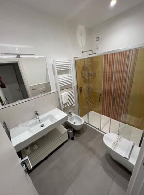 Dusche, umweltfreundliche Kosmetikartikel, Haartrockner, Bidet