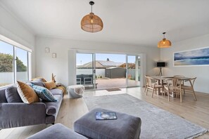 TV - Ocean Breeze 57 Padman Crs Middleton (Middleton)