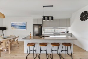 Réfrigérateur, micro-ondes, plaque de cuisson, lave-vaisselle