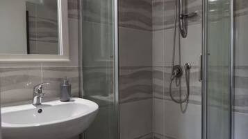 Ducha, secador de pelo, bidet, toallas