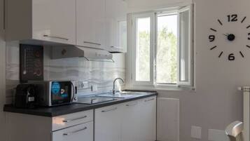 Kühlschrank, Mikrowelle, Herdplatte, Wasserkocher mit Kaffee-/Teezubehör
