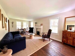 スマートテレビ、暖炉、卓球台、書庫