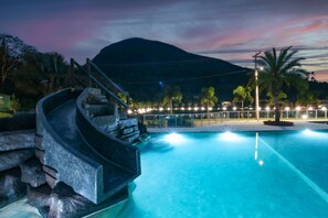 2 piscinas al aire libre, sombrillas, sillones reclinables de piscina