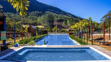 2 piscinas externas, guarda-sóis, espreguiçadeiras