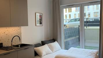 Studio, 1 Double Bed, Non Smoking | 1 bedroom, laptop workspace, iron/ironing board, free WiFi