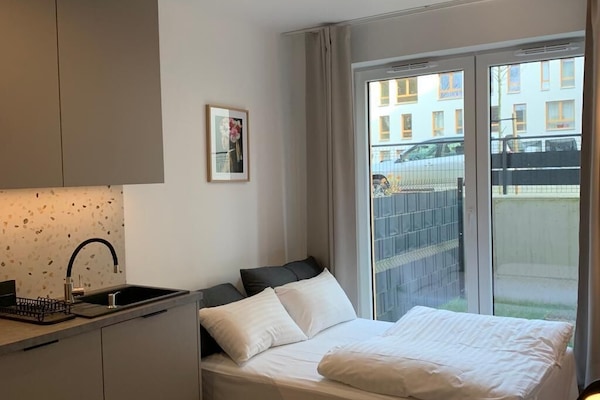 Espacio para trabajar con laptop y tabla de planchar con plancha