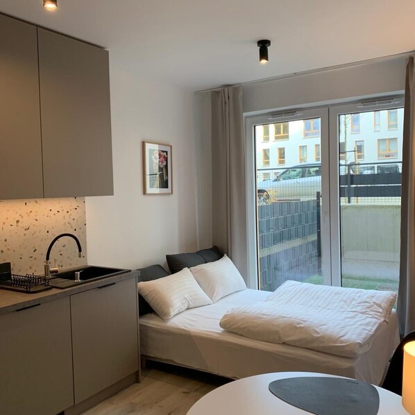 Studio, 1 Double Bed, Non Smoking | Laptop workspace, iron/ironing board, free WiFi, bed sheets