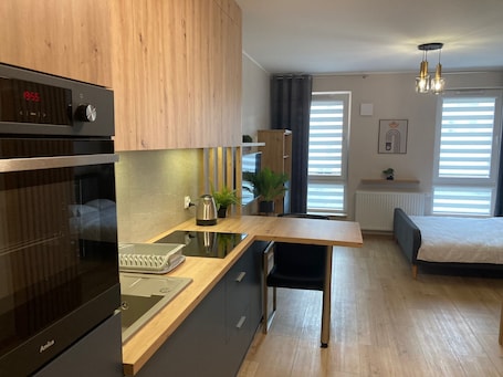 Studio Suite, 1 Double Bed, Non Smoking | Living area | 32-inch Smart TV with cable channels