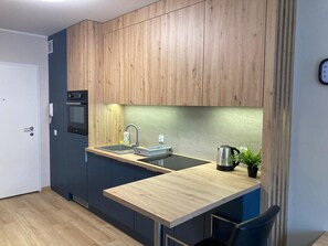 Studio Suite, 1 Double Bed, Non Smoking | Private kitchen | Mini-fridge, stovetop, electric kettle, cookware/dishes/utensils