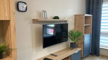 Suite estudio, 1 cama doble, no fumadores | Zona de estar | Smart TV de 32 pulgadas con canales por cable