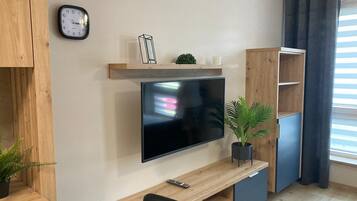 Studio suite, 1 tweepersoonsbed, niet-roken | Woonruimte | Een smart-tv