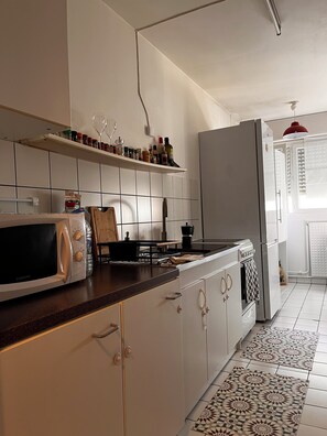 Fridge, microwave, oven, stovetop - Grand Appart Moderne Avec Charme et Fonctionnalité (Levallois-Perret)
