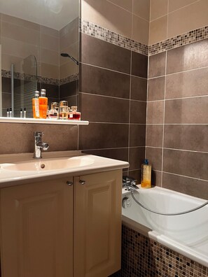 Shower, hair dryer, bidet, towels - Grand Appart Moderne Avec Charme et Fonctionnalité (Levallois-Perret)