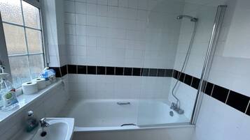 Secador de cabelo, toalhas de banho