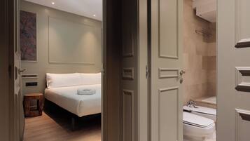 Design appartement, 2 slaapkamers, uitzicht op de stad, in toren | Een kluis op de kamer, geluiddichte muren, een strijkplank/strijkijzer