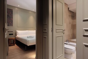 In-room safe, soundproofing, iron/ironing board, free WiFi