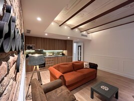 Design Apart Daire, 2 Yatak Odası, Şehir Manzaralı, Kule | Oturma alanı