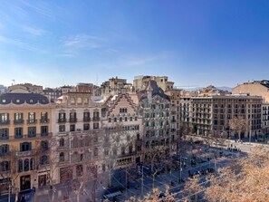 Un paisaje urbano con edificios históricos, una plaza central y cielo despejado.