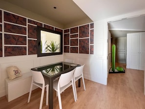 Design-Apartment, 2 Schlafzimmer, Stadtblick, Turm | Wohnbereich