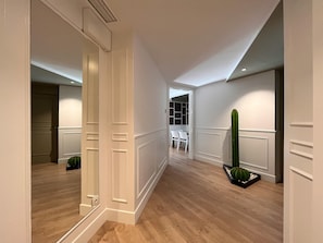 Departamento de diseñador, 2 habitaciones, vista a la ciudad, torre | Área de sala de estar