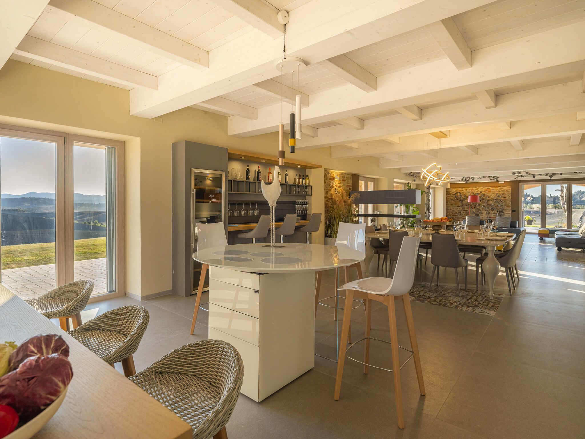 Televisi layar datar 50-inci dengan saluran TV satelit