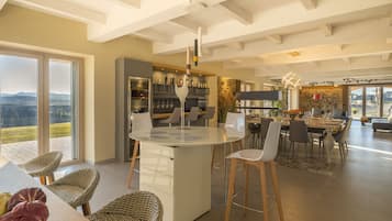 Televisi layar datar 50-inci dengan saluran TV satelit