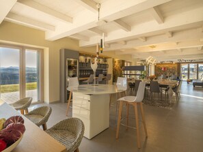 50-Zoll-Flachbildfernseher mit Satellitenempfang