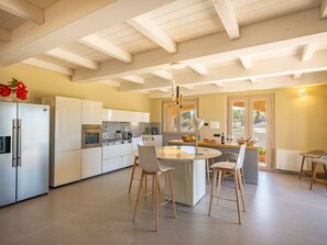 Refrigerador con freezer, microondas, horno, placa de cocina