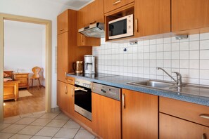 Køleskab, mikrobølgeovn, ovn, kogeplade